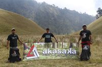 “Jangan mengambil apapun selain gambar, jangan meninggalkan apapun selain jejak, jangan membunuh apapun selain waktu." Itulah sebuah quote dari pendaki sejati untuk fokus terhadap tujuan pendakian demi menjaga kelestarian flora dan fauna saat melakukan pendakian. Mamang tidak dapat dimungkiri, Indonesia memiliki keindahan alam yg luar biasa beserta kekayaan alam yang melimpah. Begitu banyak keindahan alam tersembunyi, menanti  untuk dijelajahi #AkasakaOutdoorGear #TangguhLuarBiasa #SobatAkasaka