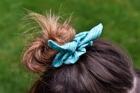 Try this free pattern and tutorial to sew a scrunchie with a fun extra detail in 9 easy steps. This beginner sewing craft is a great project for kids!