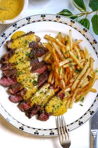 Steak Frites and bearnaise... I’ve taken some liberties with the Bernie clearly…but I love it this way! It's sooo good💛