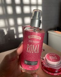 Conheça a linha completa de compotas corporais romã da @loccitaneaubresil Geleia corporal: Com duas texturas essa geleia hidrata e refresca a pele, com um cheirinho de romã, deixando sua pele hidratada e perfumada durante todo o seu dia. Gelatina de banho: Essa gelatina deixa qualquer banho uma experiência sensorial incrível , com toque macio ela desliza na pele e vai deixando a espuma na pele com a fragrância de romã. Spray perfumado: Não pode faltar a finalização para maior durabilida...