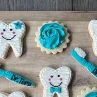 Cookies By Kimberly on Instagram: "Floss the teeth you want to keep! 🦷🪥🩵"