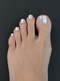 Treat your feet to a touch of luxury with this set inspired by the City of Light. Its shimmering white shade captures the magic of Parisian nights. Wear Paris 2.0 - an enhanced version of the iconic Paris set - and feel the romantic and enchanting atmosphere of our beloved capital!  Color: Pearly white Opacity: Semi-opaque Finish: Chrome Number of tips: 32 Pairs well with: Mirage