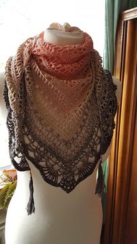 This gorgeous ombre lace shawl would be so pretty for a fancy summertime dinner | Ravelry: Schal Quiraing pattern by Silvia Bangert