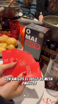 El juego de mesa Omaigod de los creadores de Guatafac. Es un juego de fiesta de tres a diez jugadores y que hará que te rías desde el momento en el que abres la caja. Es el juego perfecto para pasarlo con tus amigos, en fiestas, quedadas, y cenas. Tambien es la idea perfecta para regalo, para tus amigos o pareja. Pasalo bien con Omaigod