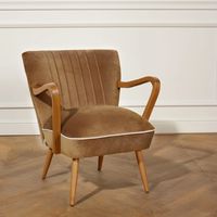 Un fauteuil vintage tout droit sorti des années 50, de type chauffeuse. Très peu encombrant et confortable. Une note de couleur dans votre salon ou votre chambre pour une décoration tendance ! Taille : uniqueCouleur : camel, bleu paon, griotte, gris anthracite, rouge sienne. Existe aussi en jaune moutarde (0024), bleu canard (0019), rouge brique (0081) ou vert vintage (0082)Un fauteuil vintage tout droit sorti des années 50, de type chauffeuse. Très peu encombrant et confortable. Une note de co