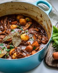 Incredibly hearty vegan beef-less stew, so rich in flavour and perfect for fall.