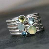 Lente Stacking Rings Een serene mix van blues en greens. Vijf handmade sterling silver stapelen ringen. Gladde ring banden worden ingesteld met een verscheidenheid van edelstenen. Draag ze allemaal samen, mix en overeenkomen met, of gewoon een mooie ring dragen tegelijkertijd. 5mm