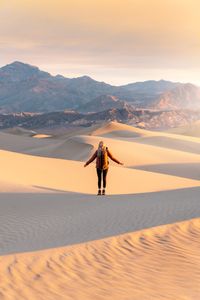 Plan the most epic adventure to Death Valley National Park. Death Valley is one of the most underrated national parks but it should definitely be at the top of your bucket list! In this Death Valley travel guide you will find out everything you need to know to plan a visit! #NationalParksUS #AdventureGirl | Outdoor Women Outfits | Outdoor Women Photography