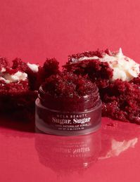 A 100% natural and intense vegan lip scrub that gently cleanses, exfoliates, hydrates and brightens the lips. Formulated with beet sugar, cocoa butter and agave nectar, Sugar Sugar gently exfoliates while vitamin C and E hydrate and brighten the softest lips.