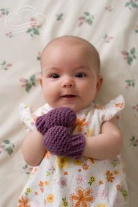 crocheted baby mittens: FREE pattern (link to it is on the web page)