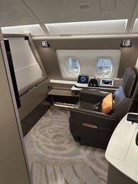 Come learn what it's like to fly in Singapore Airlines INCREDIBLE First Class Suites on their Airbus A380. This is definitely one of the world's best first class flight experiences! | Singapore Airlines First Class Travel | Singapore Airlines First Class Cabin | Singapore Airlines First Class Food