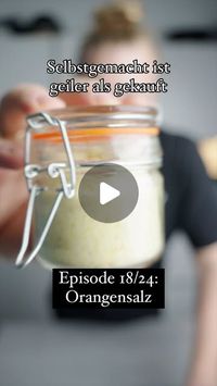 Benne Benzing on Instagram: "Episode 18/24: Orangensalz 
Willkommen zu meiner Serie „Selbstgemacht ist geiler als gekauft“, in der ich euch bis Weihnachten jeden Tag eine coole kulinarische Geschenkidee zeige. Heute gibt’s Orangensalz – fruchtig, aromatisch und eine tolle Ergänzung für viele Gerichte. 🎁 

Zutaten: 
- Schale einer unbehandelten Orange 
- 60 g grobes Meersalz 
- 1 Bügelglas (50 ml) 

Zubereitung: 
1. Die Orange gründlich waschen und mit einem Sparschäler die Schale dünn abschälen, möglichst ohne das weiße der Schale (das macht das Salz bitter). 
2. Die Orangenschale auf einem Gitter im Ofen bei 90 °C etwa 60 Minuten trocknen lassen. Ab 45 Minuten regelmäßig überprüfen, damit die Schale nicht braun oder schwarz wird – sie sollte schön orange bleiben. 
3. Die getrocknete Scha