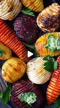 Free The Pickle on Instagram: "🎄👇Recette des légumes racines hasselback et son beurre d’🐌 au mixeur 🎄

Pour les légumes
1 kg de légumes racines carottes, pommes de terre, navets, betteraves…
50 g de beurre fondu
4 branches de thym
1 belle branche de romarin
sel poivre

Pour le beurre d’escargot
50 g de beurre mou
1 petite gousse d’ail
1 petite échalote
5 branches de persil plat

Pour les légumes
Préchauffer le four à 220°C.
Éplucher les légumes puis couper des tranches dans les légumes sans trancher jusqu’au bout pour obtenir l’effet hasselback.
Pour les plus gros légumes, les couper en 2 avant.
Hacher finement les feuilles romarin et détacher le thym des branches. Mélanger avec le beurre fondu. Saler, poivrer.
Badigeonner très généreusement les légumes avec ce mélange en allant dans l