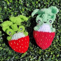 Fae the Strawberry Frog is part of the Peek-a-Boo Friends collection, they are adorable little plushies that pop up and hide away in their little homes. In Fae’s case she stays comfortably in her delicious strawberry.