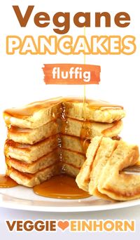 Vegane Rezepte, veganes Frühstück: Dies ist ein einfaches Rezept für super fluffige vegane Pancakes. Die Pfannkuchen ohne Ei sind schnell gemacht und sehr lecker. Sie sind ein sehr beliebtes veganes Frühstück. Das Rezept ist mit Apfelmus und ohne Banane. Alle essen gerne diese Pancakes. #VeggieEinhorn #veganerezepte #veganesfrühstück #veganessen #veganepancakes