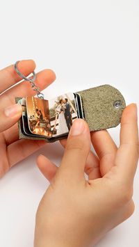 We engrave 12 photos of your best moments on a magnificent keychain that you can always keep with you. In this way, we help you give a gift to your loved ones that will show them how much you love them.