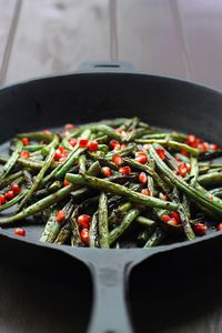 The roasted flavour of the green beans with the pop of sweetness from the pomegranates will make these charred green beans with garlic and pomegranate seeds your new favorite!