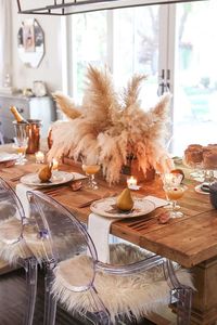 Neutral and Simple Thanksgiving Table. Click to see the details on how to recreate this table that includes free printable for the golden pear place cards. #thanksgivingprintable #thanksgivingtable #neutralthanksgiving