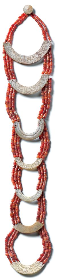 A necklace made of small agate discs and arch-shaped jade pieces, from the Western Zhou Dynasty (c. 11th century-771 BC). [Photo provided by Nanjing Museum/China Daily]