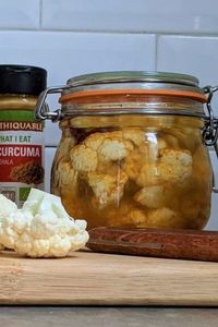 Le chou-fleur est un légume tellement polyvalent et savoureux qu’il se prête à merveille à la lactofermentation. Cette lactofermentation comme un curry développe des couleurs chaleureuses et des saveurs subtiles mais puissantes. Le jaune du curry et du curcuma évoluera pour s’intensifier et se marier subtilement aux fleurettes du chou. Les saveurs acidulées induites par la fermentation s’associent merveilleusement bien avec la chaleur des épices du curry.