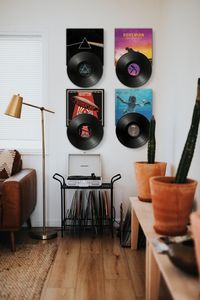 Our album cover and vinyl record wall mount is the ideal solution for music lovers and vinyl enthusiasts who want to display their record collection in style. With dimensions of 7cm x 6.3cm x 2.1cm and an elegant triangular shape, this shelf will fit seamlessly into your home and add an appealing atmosphere to your room. A special feature of this product is the well thought-out design with a hidden hole for the screw for wall mounting. This means the aesthetic appearance of your records remains