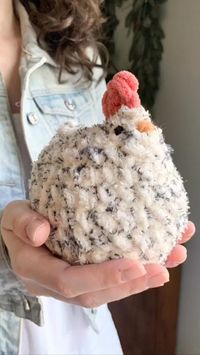 This cheeky little chicken is soft and huggable, making a perfect gift for your favorite chicken lover! This is a low-sew pattern, that’s quick and easy to work up and perfect for beginners. It makes a great crochet pattern for anyone!