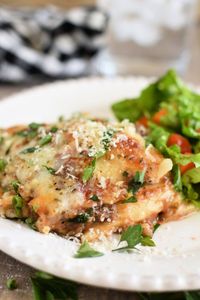 Make Ahead Ravioli Casserole is a quick and easy, 4 ingredient, version of lasagna! Assemble it and stick it in the freezer or fridge for later! #lasagna #pastarecipes #recipes #maindishrecipes #makeaheadmaindish #freezermeals #groundbeef #beefrecipes #beefpasta