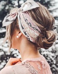 Hair accessories made a huge comeback recently. Clips, bobby pins, headbands, scrunchies, and not least bandanas hairstyles. This inspired us to check out the latest bandana hairstyles, and trends. Honestly, you would be surprised by the variation on how to style bandana from super casual, beach outfits to a sophisticated office look.