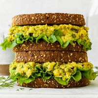 This chickpea egg salad comes together in just 10 minutes! Great for meal prep, lunch on the go, and packed with vegan protein and fiber!