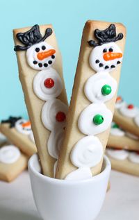 SNOWMAN COOKIE STICKS: Fun, easy Christmas cookie decorating idea.