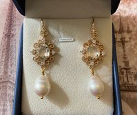 VICTORIAN DESIGN, ELEGANT BEAUTIFUL SPARKLING WHITE STONE, HUGE BAROQUE WHITE PEARL, LONG ANTIQUE EARRINGS. RICH DECOR DESIGN, DESIGNER JEWELRY, SPLENDID LONG FULLY CRAFT GOLD-PLATED EARRINGS, VERY BEAUTIFUL SPARKLING STONE, REAL HUGE BAROQUE WHITE PEARL. REMARKABLE ORIGINAL VICTORIAN DESIGN, CREATOR, BEAUTIFUL ELEGANT LUXURY JEWELRY. SUBLIME IMPOSING, FACETED STONE, SURROUNDED BY SMALL SPARKLING WHITE STONES. IMPOSING GENUINE BAROQUE WHITE PEARL: 13.5 x 10.5 mm. BEAUTIFUL ORGANIZED HOOK, SET WI