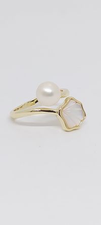 Freshwater WHITE  5mm Bottom Pearl and Mother of Pearl Shell Yellow Gold-Plated Ring. White Pearl Ring in yellow Gold Solid-Plated size 6.5. One size fit all / Adjustable Ring. Pearl and Shell Lover Ring. Product Info: -Stone: Freshwater Pearl / Mother of Pearl. -Pearl Size: 5mm -Pearl Color: White. -Metal: Yellow Gold-Plated. -Size 6.5 / One size fit all / Adjustable Ring -Nice Gift Box Included