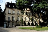 MANSION SOBRE AVENIDA DEL LIBERTADOR La Avenida del Libertador es una importante avenida de la ciudad de Buenos Aires, y los municipios de Vicente López, San Isidro y San Fernando, en el norte del Área Metropolitana de Buenos Aires. Nace en el barrio porteño de Retiro y finaliza luego de unos 35 km