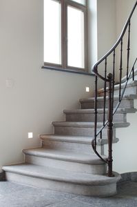 The post Blue stone staircase with wrought iron banister appeared first on HOOG.design - Exclusive living inspiration.