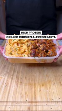 High Protein Grilled Chicken Alfredo Pasta! Only 595 Calories🍗🍝🧀  One of the most indulgent meal preps i’ve made! Chicken is cooked to perfection, paired with a rich creamy Alfredo Pasta. So simple and easy with great macros🤌🏽  595 Calories | 59g Protein | 50g Carbs | 16g Fat