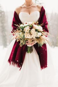 magnifique mariage d' hiver dans les tons rouge pourpre blanc ou ivoire.... #mariage  #hiver #dans #les #tons #rouge #pourpre #blanc #ivoire #magnifique