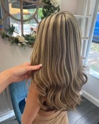 𝑻𝒊𝒑 𝒕𝒐𝒑 𝒉𝒂𝒊𝒓 𝒂𝒏𝒅 𝒃𝒆𝒂𝒖𝒕𝒚 on Instagram: "𝘾𝙝𝙪𝙣𝙠𝙮 highlights 😎 #90shair #chunkyhighlights #highlights #blondehair #blonde #haircolour #longhair #hairstyles #london #croydon #purley"