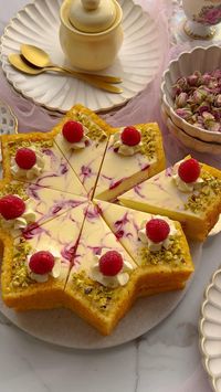 Proef de heerlijke combinatie van deze Raspberry Cheesecake! Een makkelijk recept met een smeuïge textuur en een superlekkere topping, waardoor het perfect is voor elke gelegenheid.