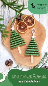 Aus Trinkhalmen und Eisstielen kannst du ganz schnell und einfach diese schönen Weihnachtsbaum Anhänger selber machen. Die kleinen Tannen eignen sich perfekt als Baumschmuck oder Geschenkanhänger und sind eine prima Bastelidee für Kinder. Die komplette Bastelanleitung dazu und viele weitere Bastelideen findest du auf meinem Blog.