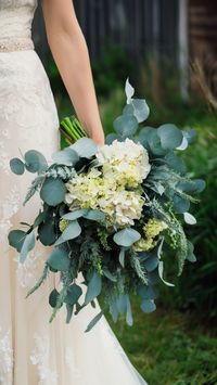 Combine hydrangeas with eucalyptus for a charming rustic wedding bouquet. Ideal for countryside weddings. Click for more hydrangeas wedding flowers inspiration!