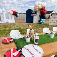 Balloons are the perfect way to really elevate your party and give the perfect boost of color! So many adorable details in this Take Me Out to the Ball Game party by Bailee @creativelight_elevatedevents #baseballparty #baseballballoons #balloons #balloonartistry #partyideas #kidspartyideas #tuftex #sportsbirthday #kidsbirthday #birthday #birthdayideas #balloongarland