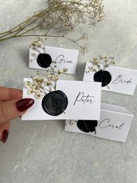 Mono black and white Gypsophila wedding name place cards What's included: Name place card Wax seal stamp Gypsophila decoration Materials: 300gsm Linen Card Dried Gypsophila Wax seal stamp ----------------------------------------------- HOW TO PLACE AN ORDER ----------------------------------------------- 1. Purchase the quantity needed from this listing. 2. After purchase please email with your guest names as you would like them on the place cards. -----------------------------------------------