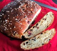 Julekake (pronounced yoo-le-kar-ka) is a traditional Norwegian Christmas bread, with Sukat (candied citrus peel) and raisins. Julekake is flavoured with cardamom and it’s best toasted, served with gjetost (brown cheese).