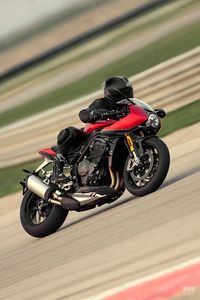 The new 177 hp @officialtriumph Speed Triple 1200 RR got the internet fizzing this week, and headlines our latest Speed Read roundup. Would you put one in the garage?