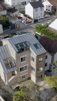 "Nous avons rencontré Hugues et Dorothée dans leur maison des bords de Seine, à Conflans-Sainte-Honorine. C’est une maison en meulière tout en hauteur qui semble s’élever vers le ciel.  Lorsqu’ils l’ont achetée, ils n’avaient qu’un enfant mais la famille s’est agrandie et la maison est devenue trop petite. Ils ont donc décidé d’y faire de gros travaux d’agrandissement pour pouvoir y habiter confortablement avec leurs trois enfants et pour pouvoir travailler de la maison."