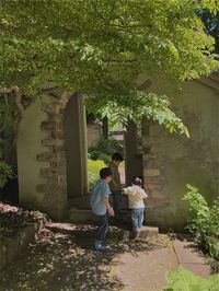 Italian inspired architecture at a small Toronto Based garden. Perfect family photography location. #photoshoot #familyphotography