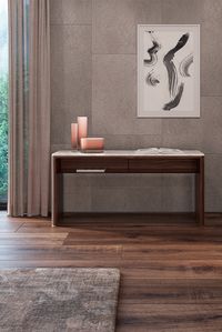 La curva e la solidità del legno: geometrie pulite e finiture in noce canaletto o rovere tinto moka, piani in marmo, dettagli in ottone lucido. #comodino #design #cameradaletto #arredamentodidesign