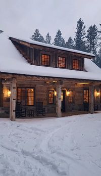 Can you believe how COZY this cabin in Island Park is? Raise your hand if you'd like to escape to a cabin like this this weekend? This RUSTIC home features our Hand-Hewn Timbers, Hand-Hewn Skins, Antique Brown Barnwood (T&G and Shiplap), Douglas Fir B-S Stair Treads, and WeatheredBlend Timbers. 📸: 72278