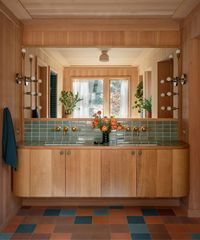 How divine is the use of wood in this vintage decor bathroom 🤎 Image credit: JHID / Photography Aaron Leitz / TaylorSmith Sustainable Construction