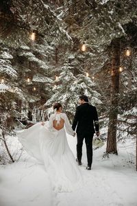 Destination Elopement Ideas in Montana | Montana Photographer | Elopement Pictures. Explore elegant outdoor winter wedding décor ideas that will leave you breathless and inspired to plan your own snowy escape. See winter elopement mountains, micro wedding winter, winter elopement reception and vintage winter elopement. Book Brogan to capture your dreamy winter elopement at photographybybrogan.com.